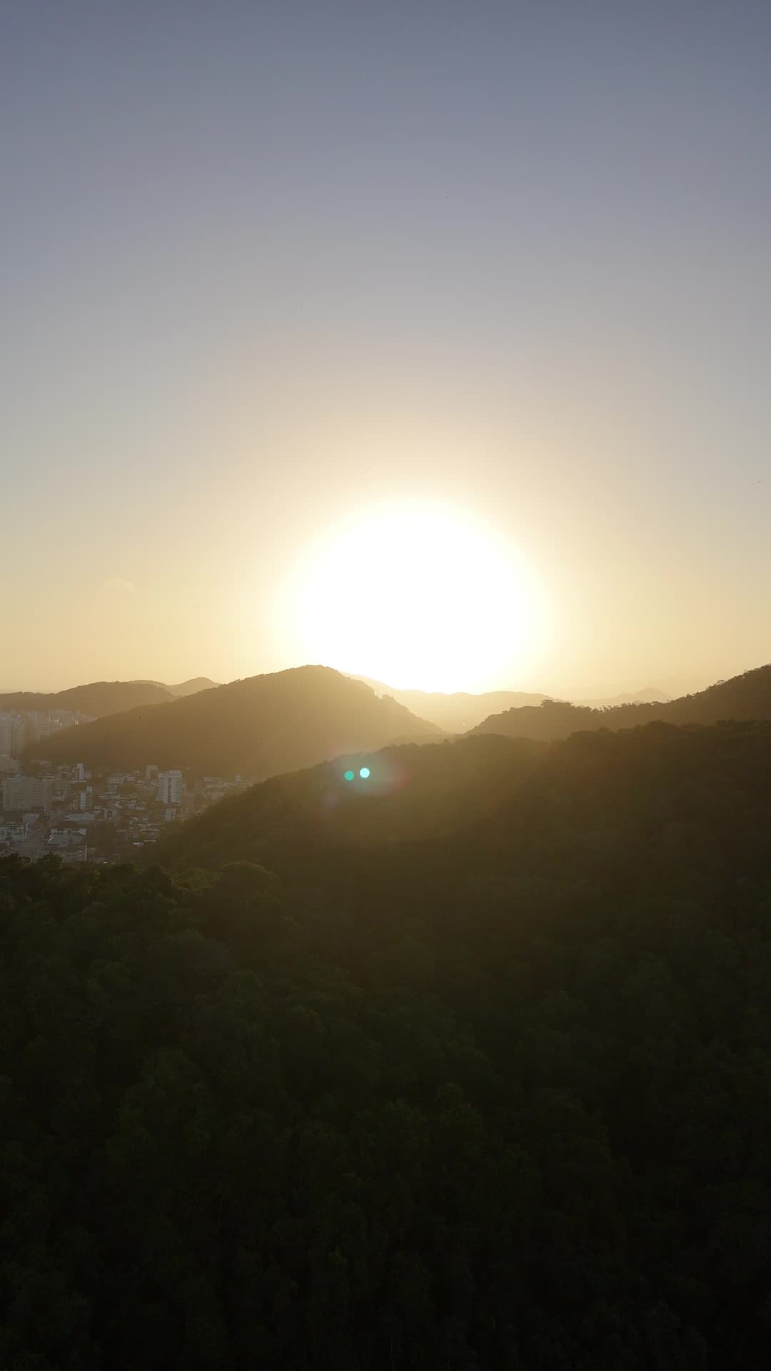 Por do Sol entre montanhas 