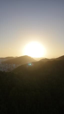 Por do Sol entre montanhas 