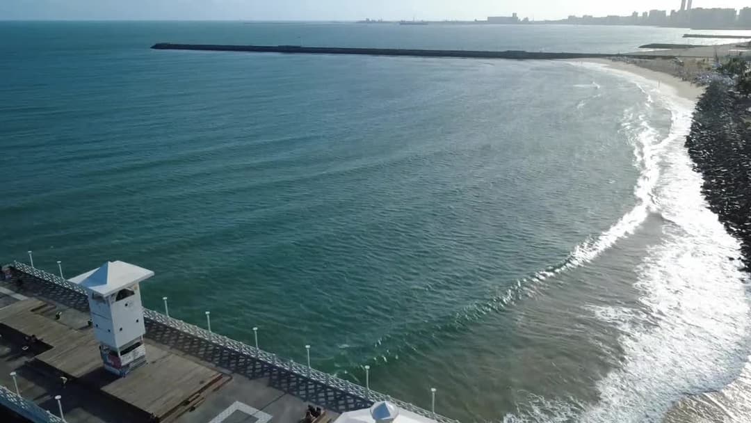 Ponte dos Ingleses e Praia Urbanos com Vista Panorâmica