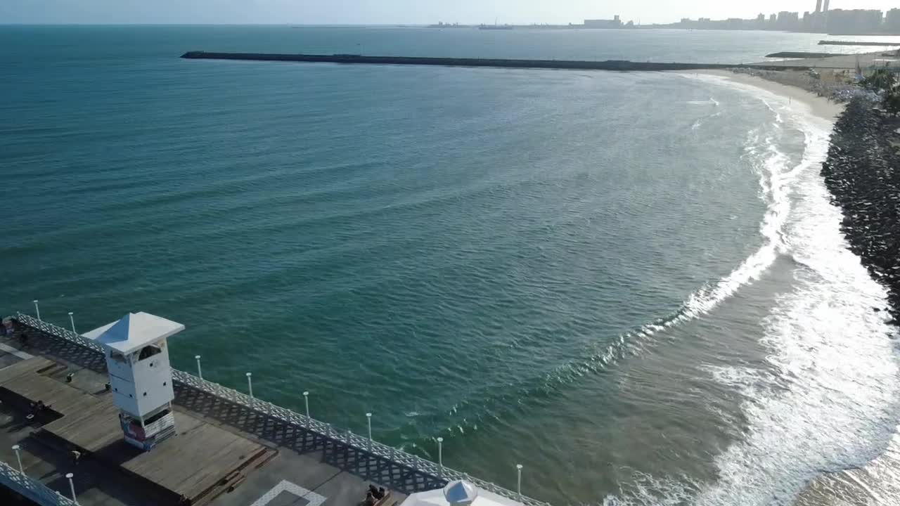 Ponte dos Ingleses e Praia Urbanos com Vista Panorâmica
