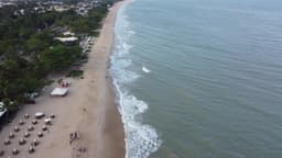 Registro aéreo da praia de Taperapuan em Porto Seguro