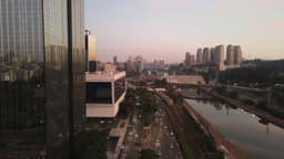 Avenida movimentada ao entardecer em São Paulo