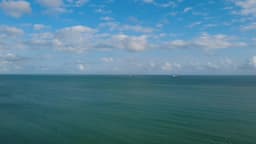Navios cargueiros no horizonte azul