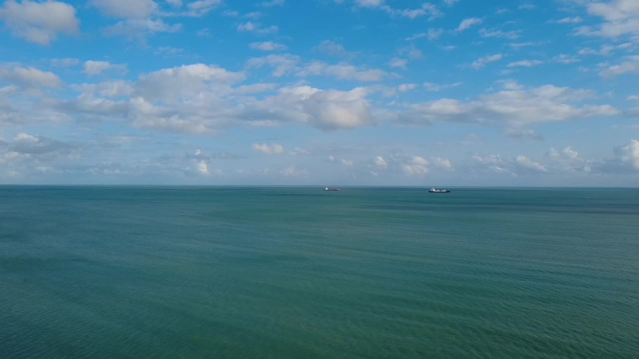 Navios cargueiros no horizonte azul