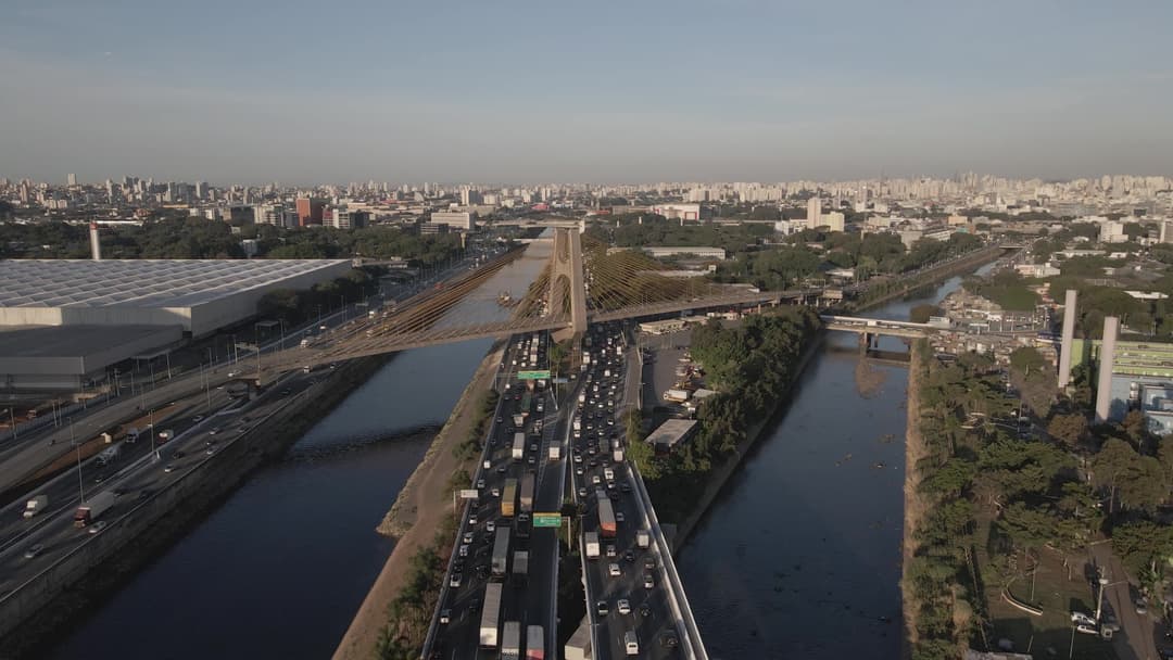 Ponte Estaiada com Trânsito Intenso