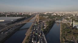 Ponte Estaiada com Trânsito Intenso