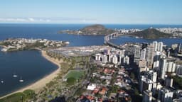 Imagem aérea de Vitória mostrando a 3ª ponte, shopping vitória, ilha do boi e Enseada do Suá