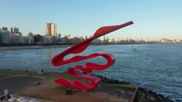 Rasante nas ondas e no Monumento de Santos 