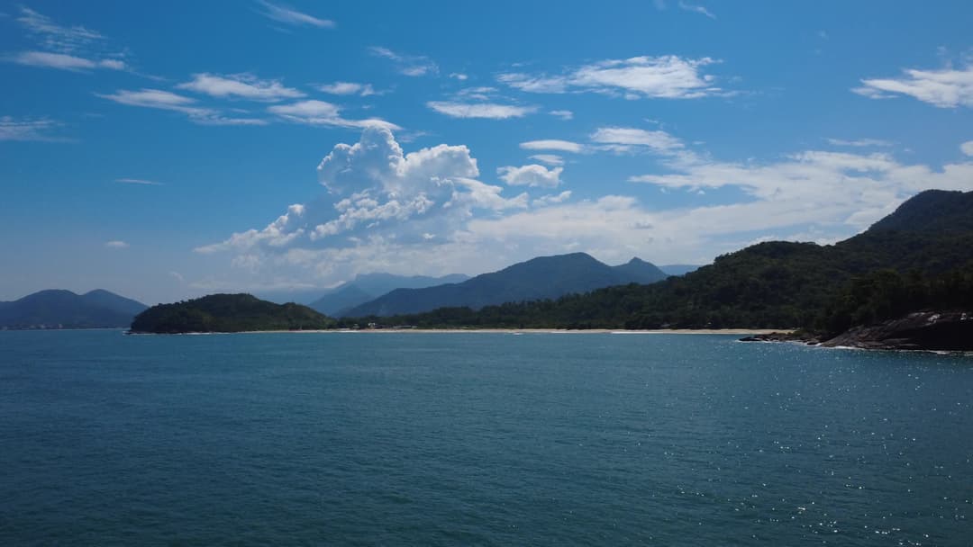 Vista aérea da Praia Vermelha do Norte em Ubatuba com montanhas da Serra do Mar
