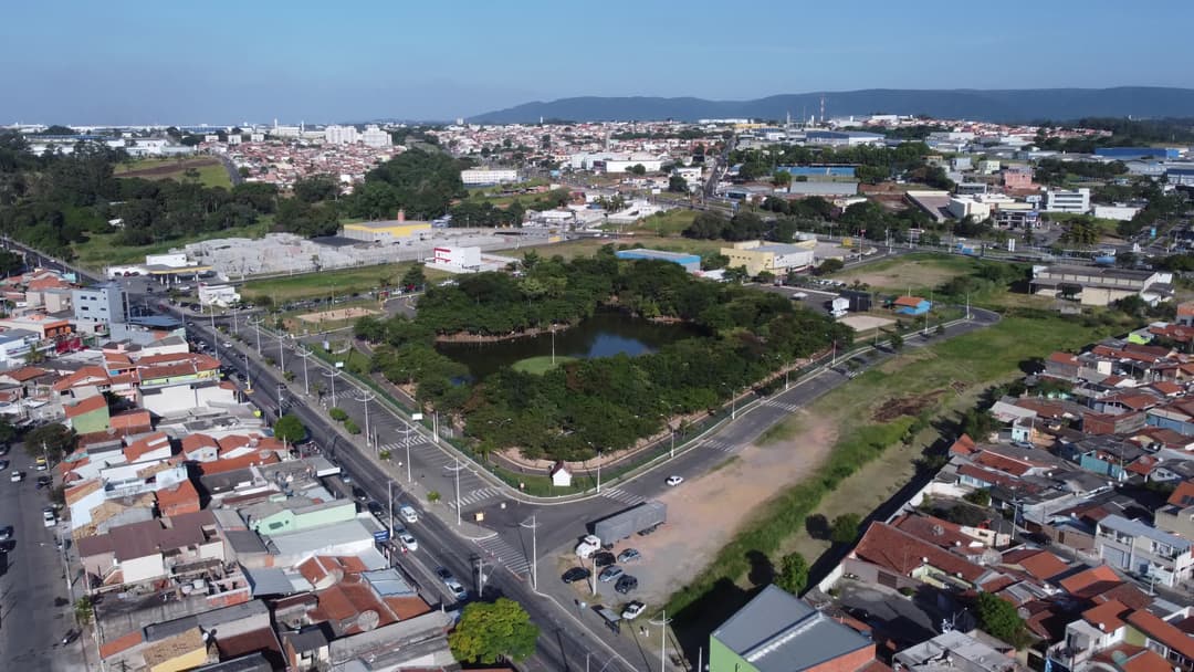 Praça central com lago e vegetação urbana