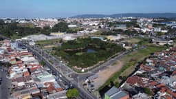 Praça central com lago e vegetação urbana