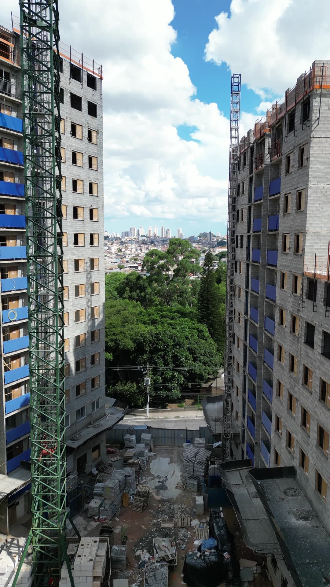 Construção de Prédio com Vista Urbana