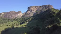 Subida em terreno ate a Pedra do baú