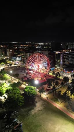 Roda-Gigante Iluminada no Centro Urbano - Pajuçara