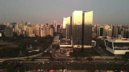Arranha-céus refletindo o pôr do sol