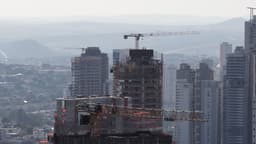 Edifício em construção domina o skyline
