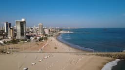 Orla de Fortaleza  com praia e prédios à beira-mar