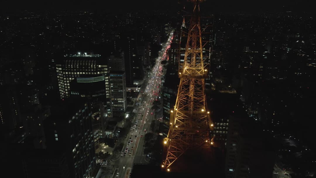 Torre iluminada na Avenida Paulista à noite