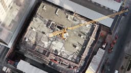 Construção de edifício com guindaste central