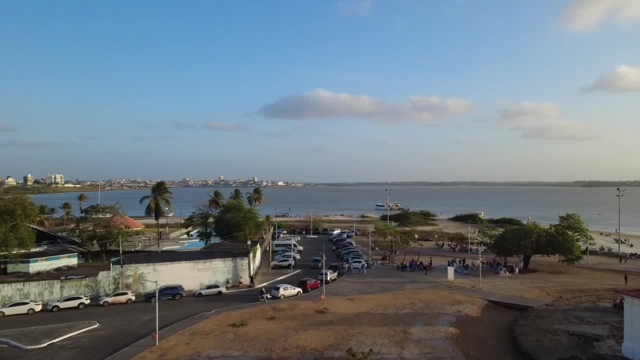 Praia da Península movimentada ao entardecer