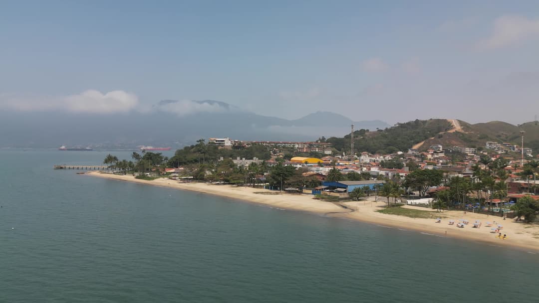 Movimento na praia do pontal em são sebastião.