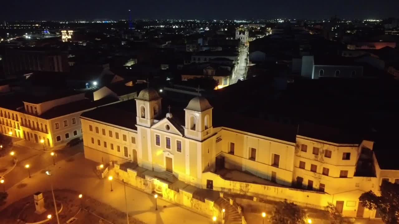Igreja iluminada no centro histórico à noite