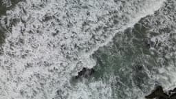 Ondas batendo nas pedras em ubatuba