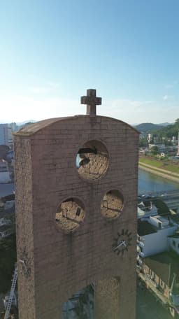 Torre de Relógio de Pedra no Centro Urbano (Sem edição)