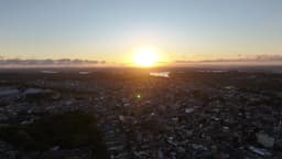 Nascer do sol sobre a cidade em jardim angela e represa billings