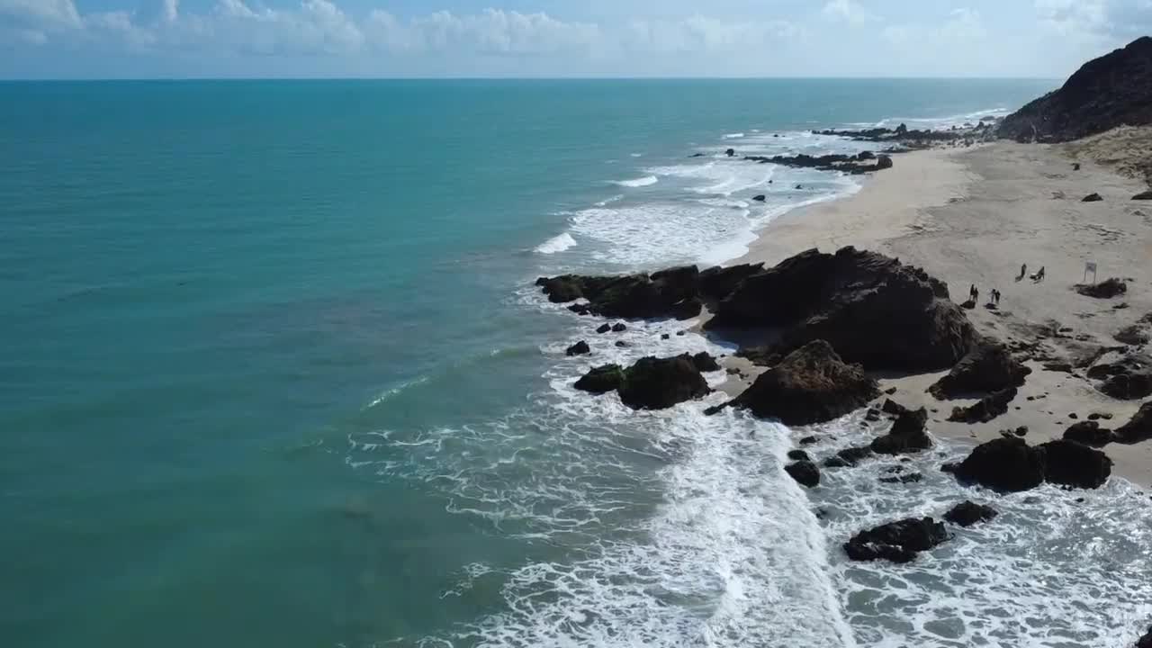 Praia deserta com rochas à beira-mar