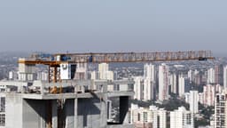 Guindaste em destaque no topo de edifício