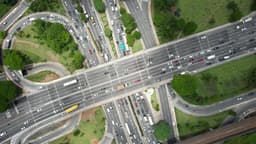 Cruzamento entre Av. Salim Farah Maluf e Av. Alcantara Machado (Radial Leste) em plano zenital