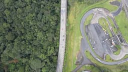 Rodovia corta floresta e área de descanso