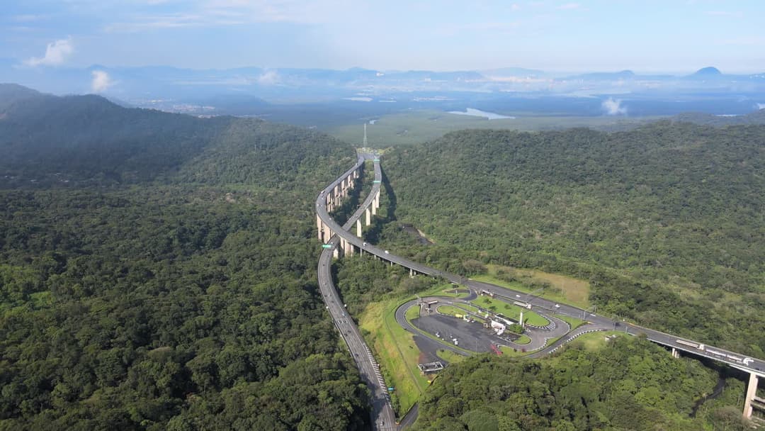 Viaduto em meio à Mata Atlântica