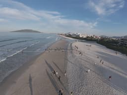 Puxando a rede na areia