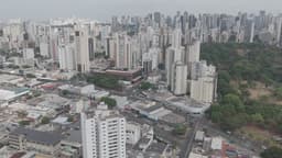 Prédios altos e parque urbano na cidade