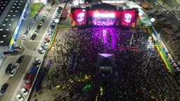 Show lotado em festival Ilha do Reggae, noturno ao ar livre