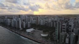 Orla Urbana ao Entardecer