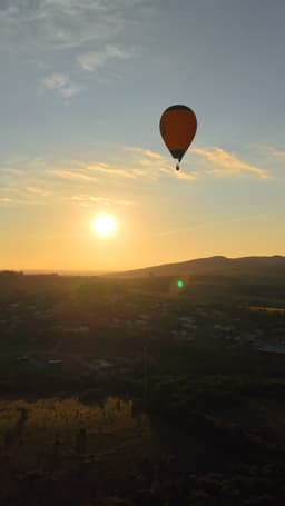 Balão sobre o Vale ao Pôr do Sol