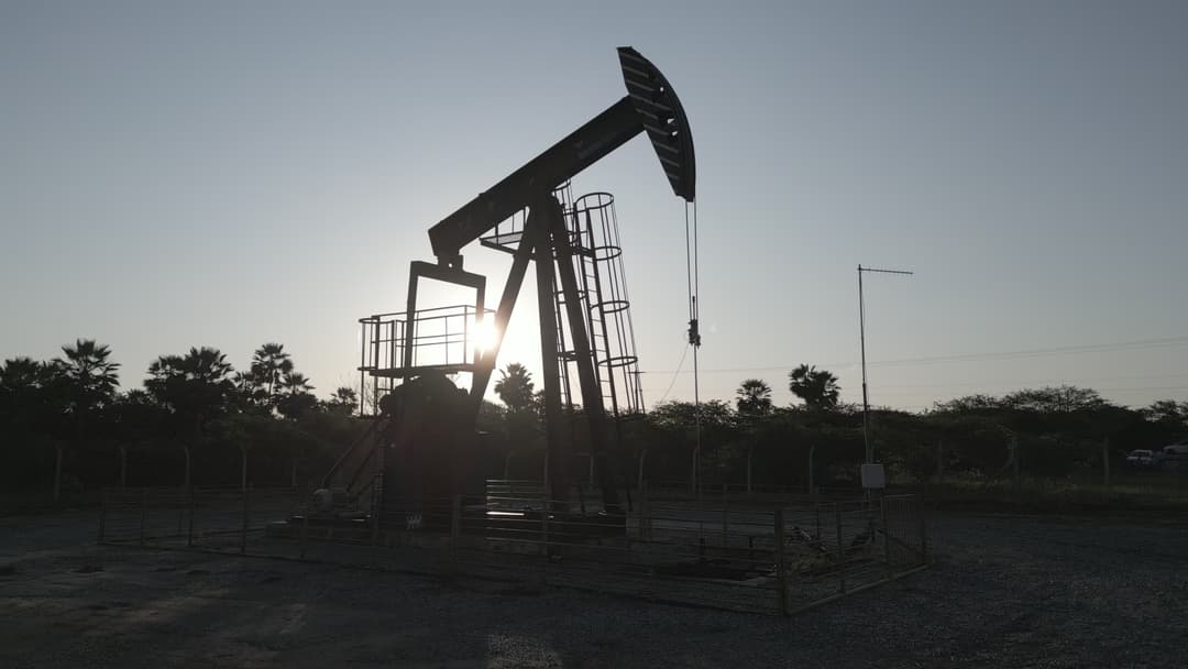 Extraçao de Petroleo ao Por do Sol.