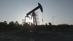 Extraçao de Petroleo ao Por do Sol.