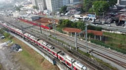Transporte público  trem, metro.