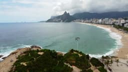 Voo sobre a pedra do Arpoador no Rio de Janeiro