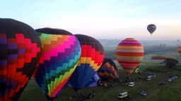 Balões de ar quente colorindo o céu 
