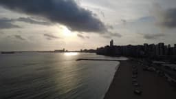Nascer do sol na orla de Fortaleza à beira-mar
