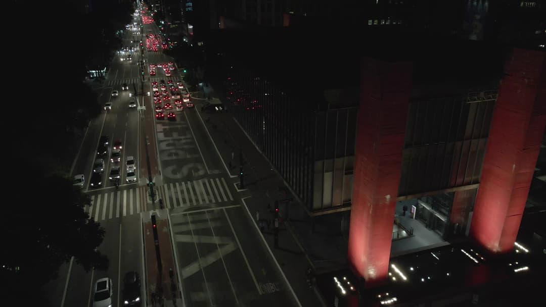 MASP iluminado na Avenida Paulista à noite