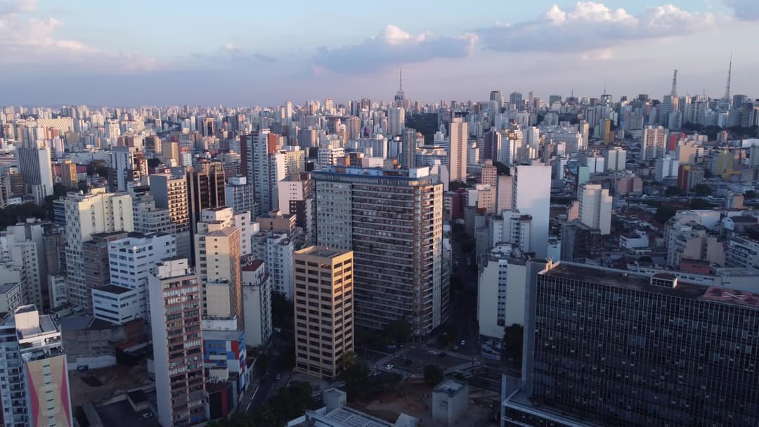 Horizonte urbano de São Paulo ao entardecer