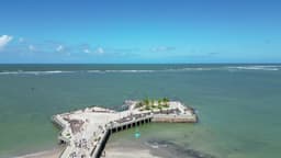 Píer à beira-mar com vista panorâmica na Praia de Ponta Verde