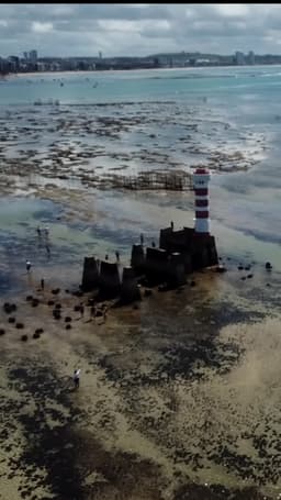 Farol da Ponta Verde em Maceió na proporção 9×16