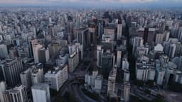 Avenida Paulista em meio aos arranha-céus
